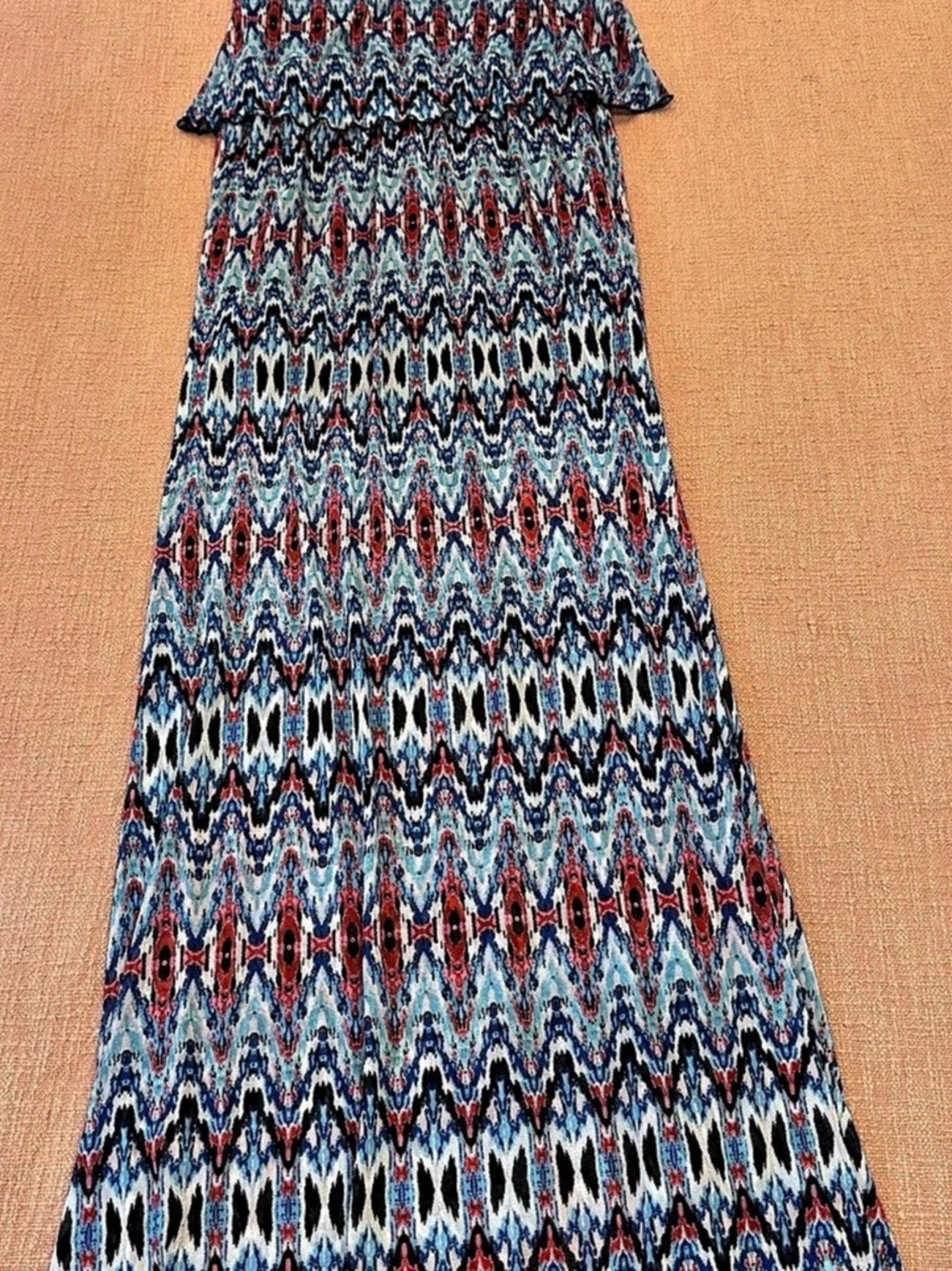 Eye Candy med Geometric Maxi Dress in Blue, pink & Red